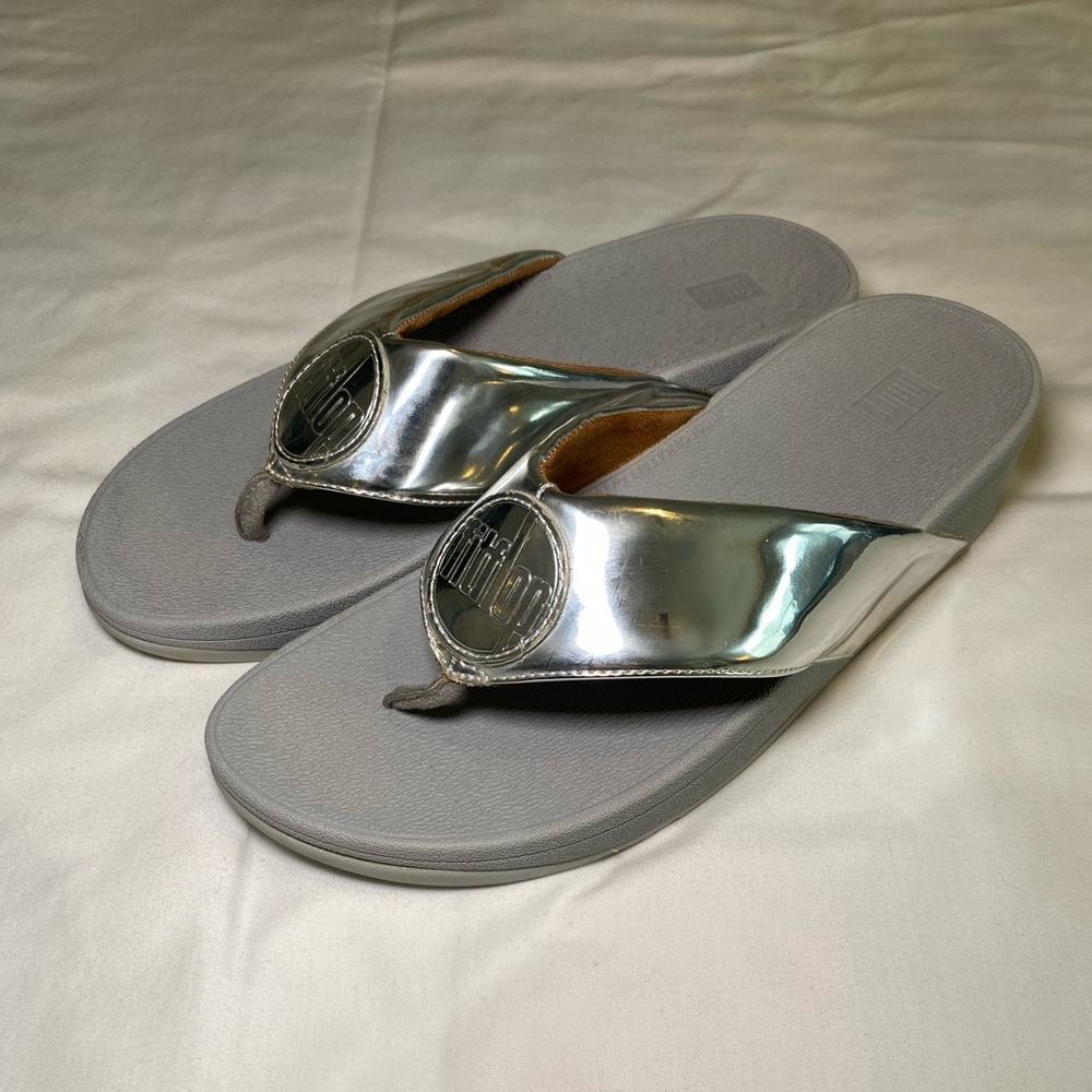 FitFlop Sandals Flip Flops Women’s Size 9 Silver Slides - Picture 1 of 3
